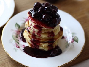 Блинчики с черникой и черничным вареньем