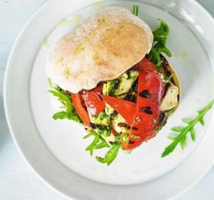 чиабатта с халлуми, базиликом и томатами