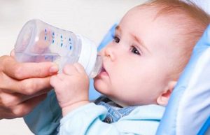 Младенец пьет воду