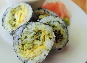 Сущи с яйцом и соусом песто