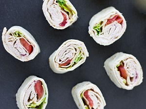 Рулет с клюквой и кресс-салатом